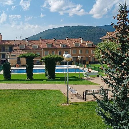 Bisaurin Jaca Apartment Bagian luar foto